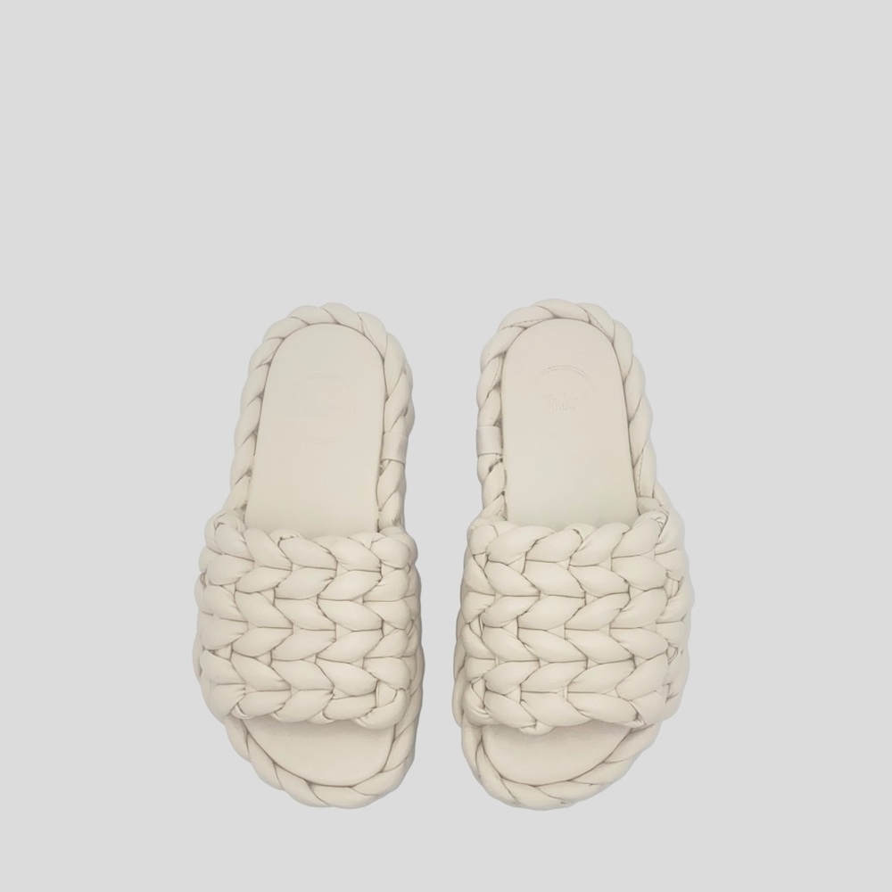 ❌SOLD❌ CHLOÉ wavy flat mule
Wavy flat mule in braided leather🔥🌟Color: Eggshell - Picture 5 of 5